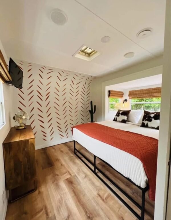 Fully Remodeled Tiny Home - Image 8